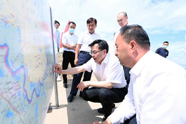 防汛常規物資中主要包含麻袋吸水膨脹袋,無紡布吸水膨脹袋,防汛沙袋,防汛噸袋,防汛編織袋,雨衣,雨靴,雨傘,彩條布,工兵鏟,十字鎬,八磅錘,應急救生包等。