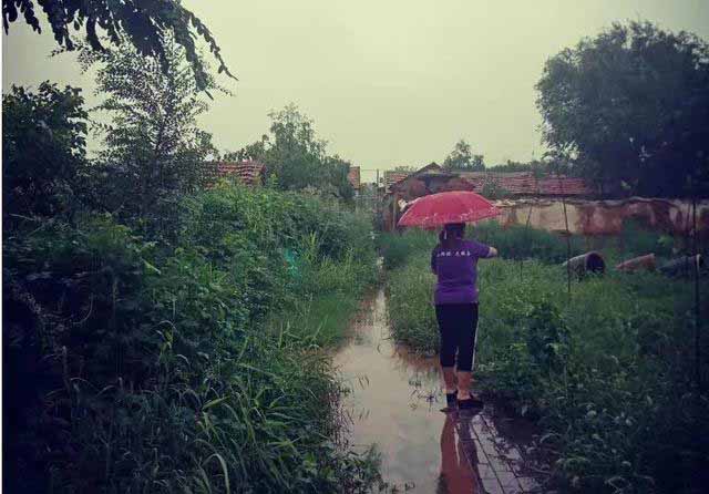 防汛常規物資中主要包含麻袋吸水膨脹袋,無紡布吸水膨脹袋,防汛沙袋,防汛噸袋,防汛編織袋,雨衣,雨靴,雨傘,彩條布,工兵鏟,十字鎬,八磅錘,應急救生包等。