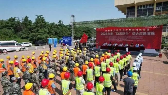 搶筑堤壩,涉水搶險(xiǎn)!濟(jì)南重點(diǎn)雨污管網(wǎng)改造項(xiàng)目開(kāi)展防汛演練