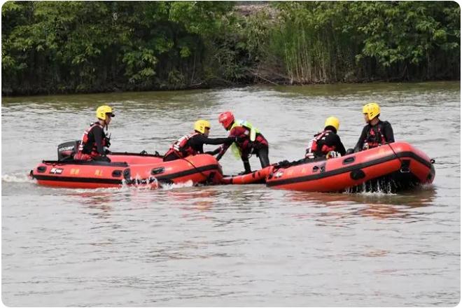 “多人落水”如何科學施救？消防員架起水上浮橋演練極限營救